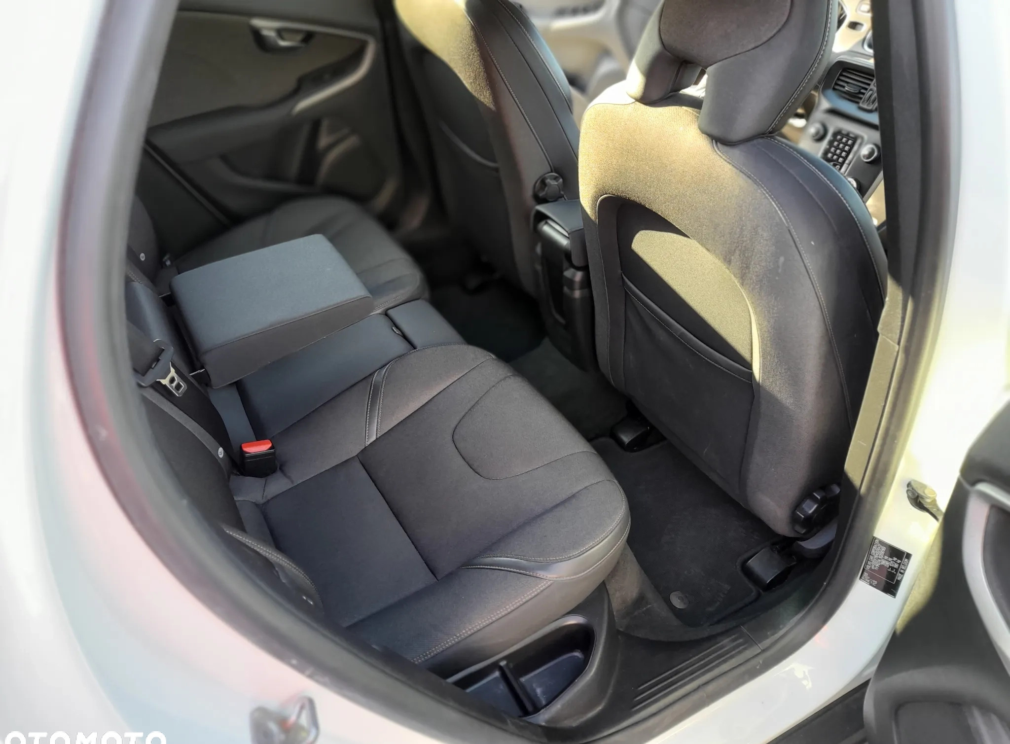 Volvo V40 cena 44900 przebieg: 158000, rok produkcji 2015 z Wołomin małe 172